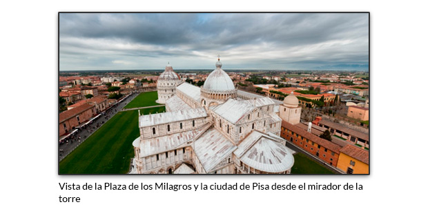 Vista de la Plaza de los Milagros y la ciudad de Pisa desde el mirador de la torre